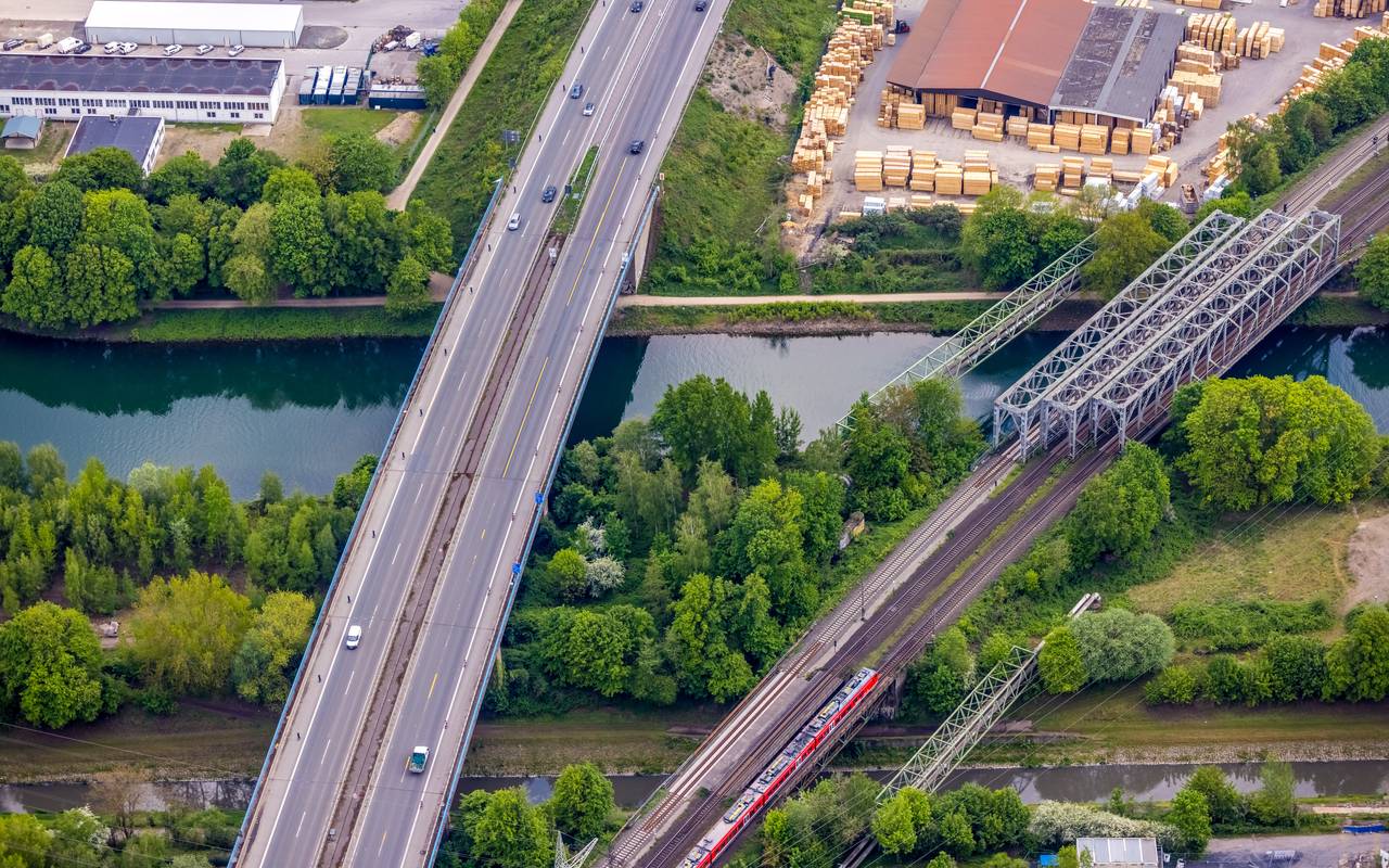 Die Emschertalbrücke auf der A43 aus der Luft