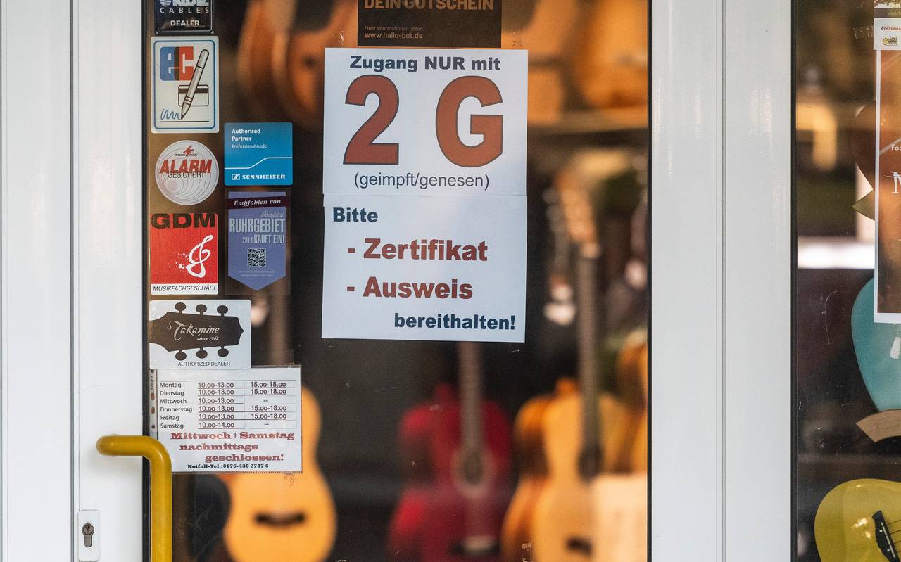 2G-Schild in der Tür eines Geschäfts