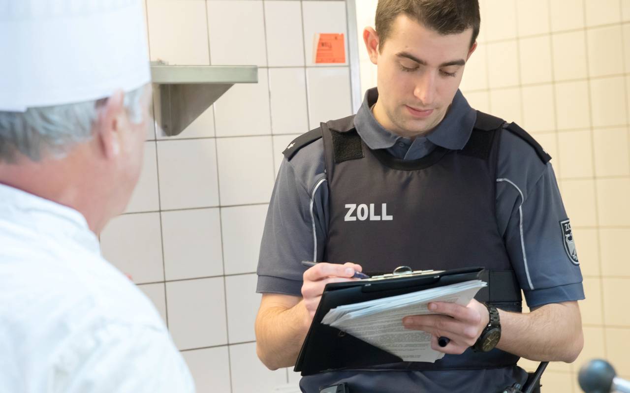 Zollfahnder kontrolliert einen Koch