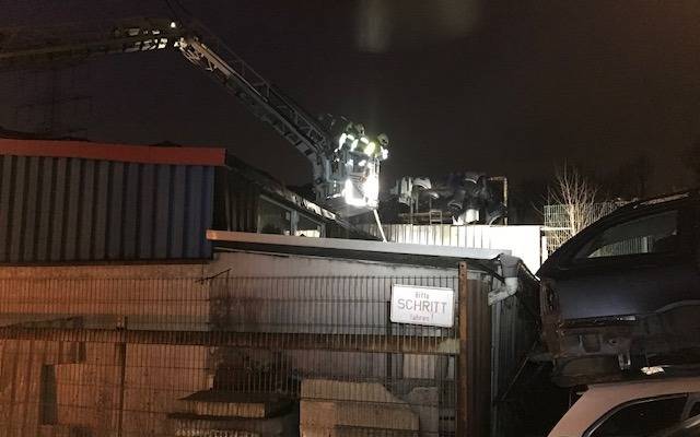 Feuerwehreinsatz in Bottroper Autowerkstatt