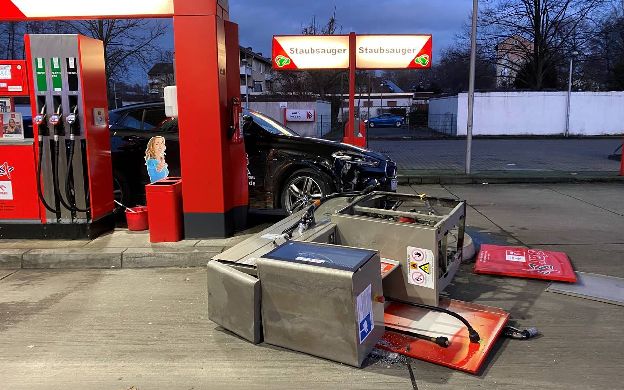 Die umgefahrene Zapfsäule an einer Gelsenkirchener Tankstelle