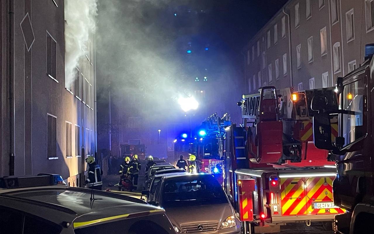 Feuerwehrautos im Einsatz in enger Straße in Gelsenkirchen