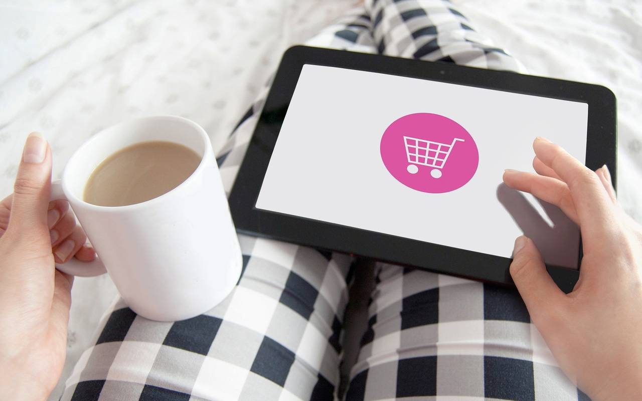 Frau mit Tablet beim Online-Shopping
