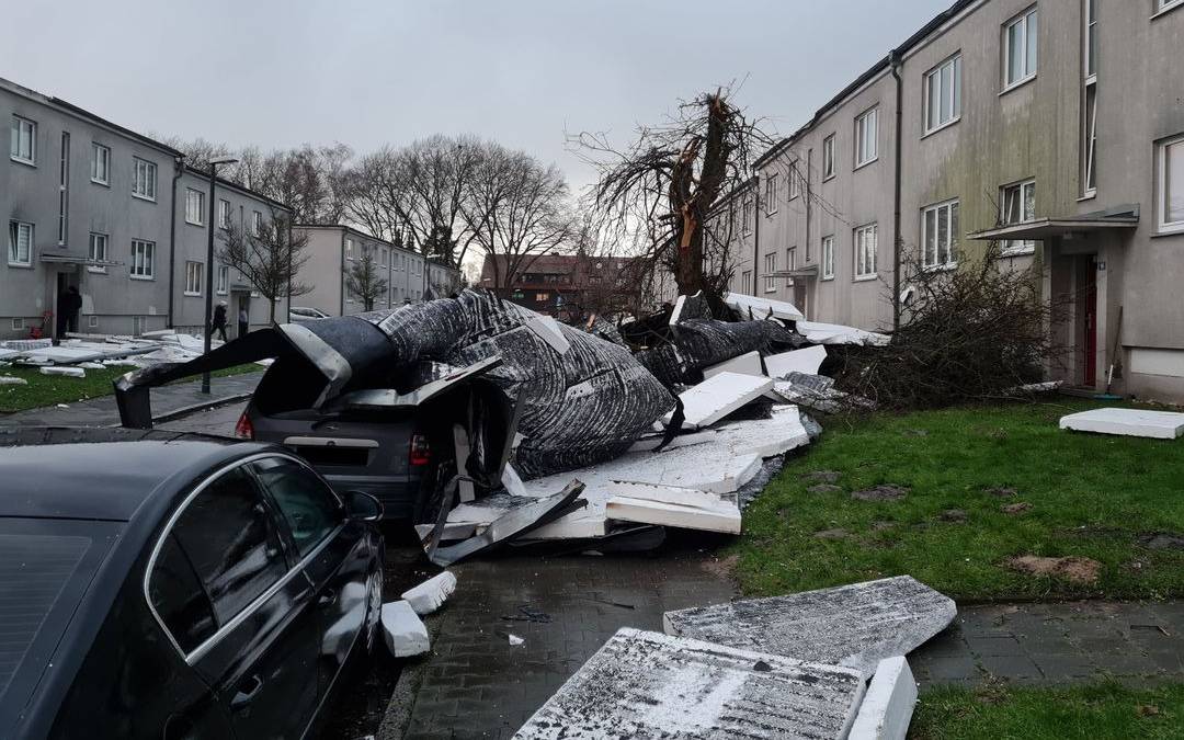 Flachdach auf Auto gestürzt