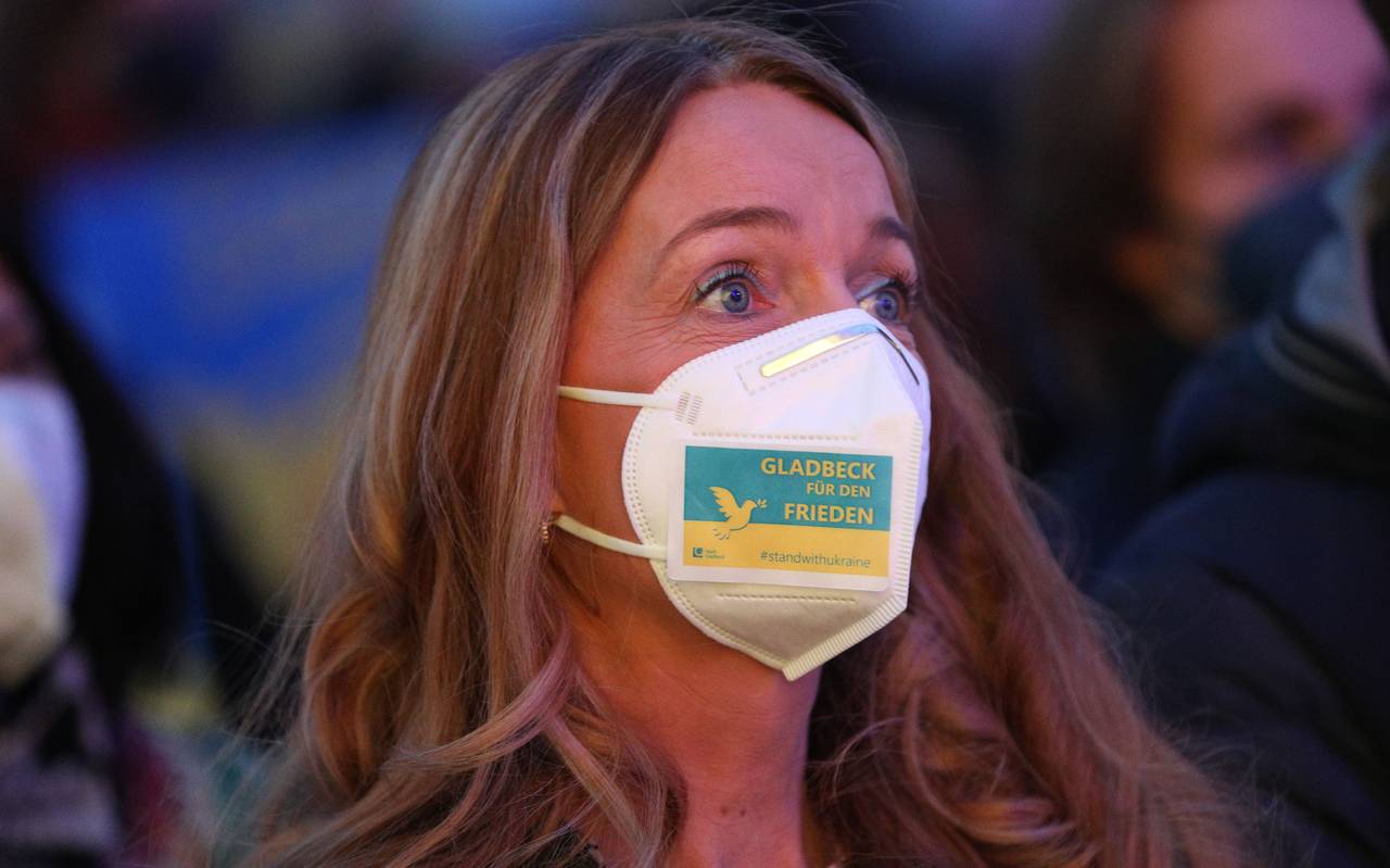 Gladbecks Bürgermeisterin Bettina Weist mit Ukraine-Maske