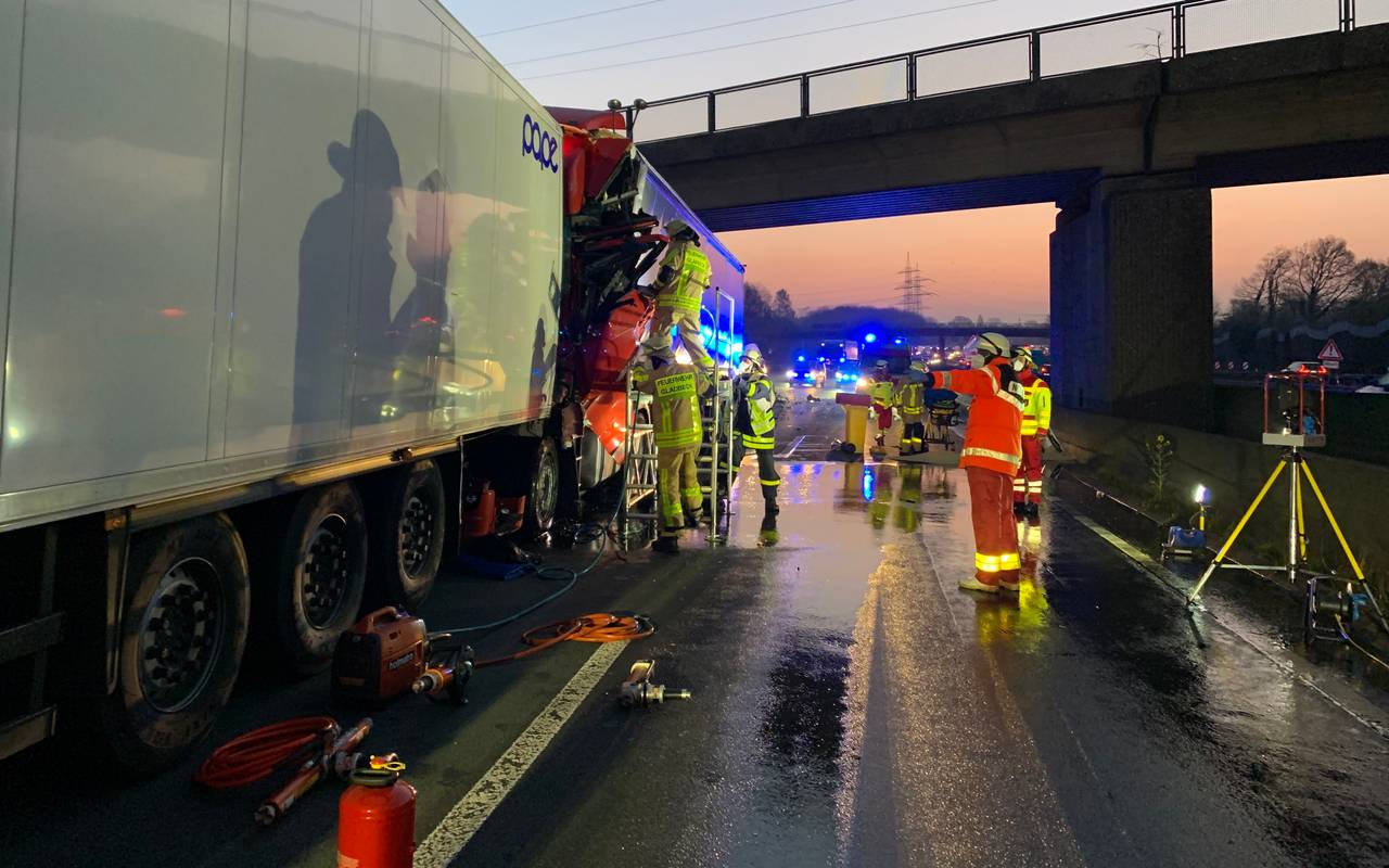 Gladbecker Feuerwehr im Einsatz nach Unfall auf der A2