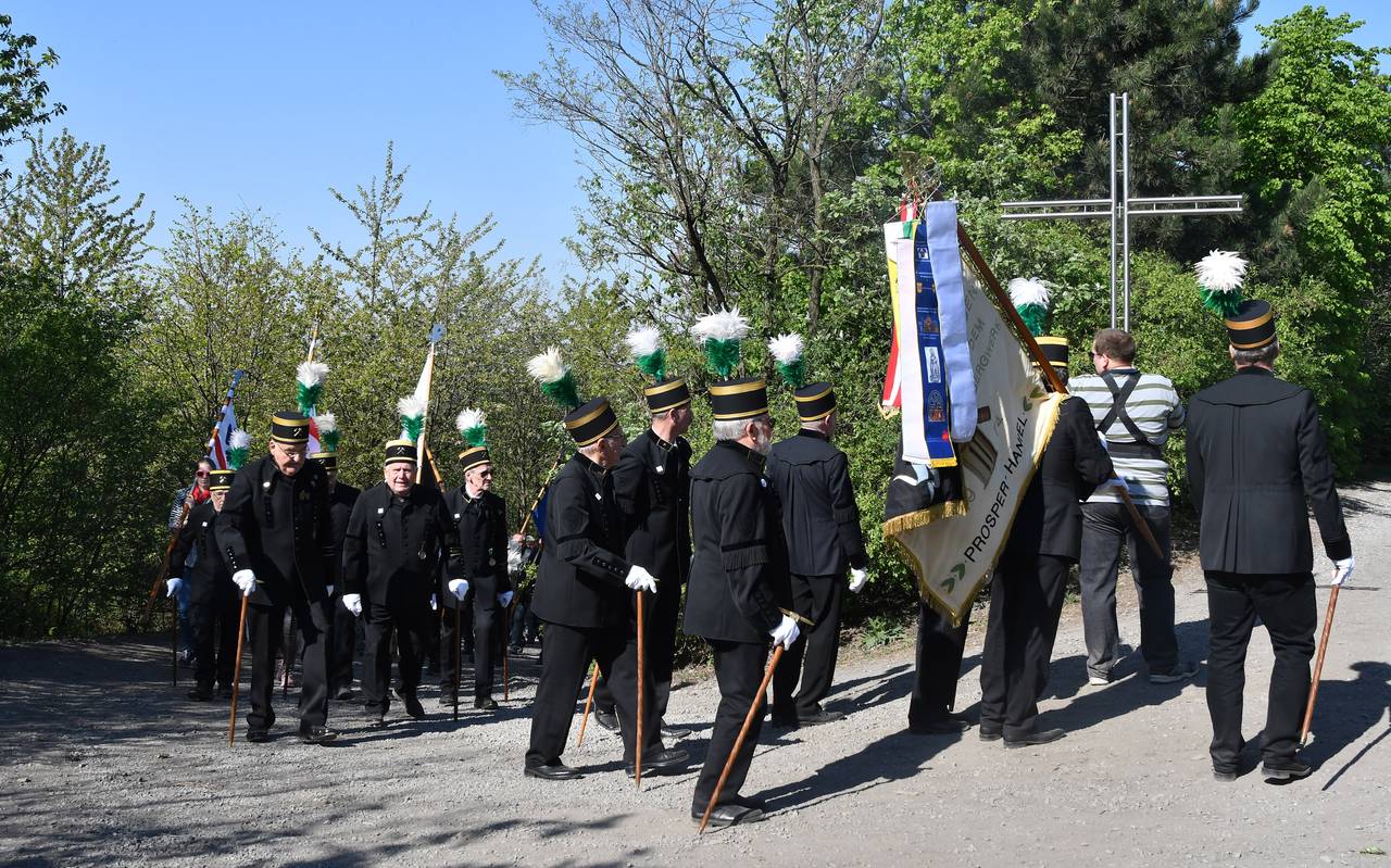 Ehemalige Bergleute gehen den Kreuzweg auf der Bottroper Halde Haniel