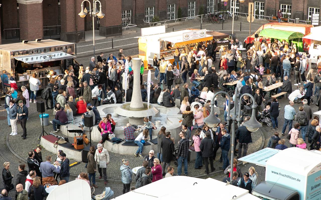 Blick auf den Feierabendmarkt am Bottroper Rathaus