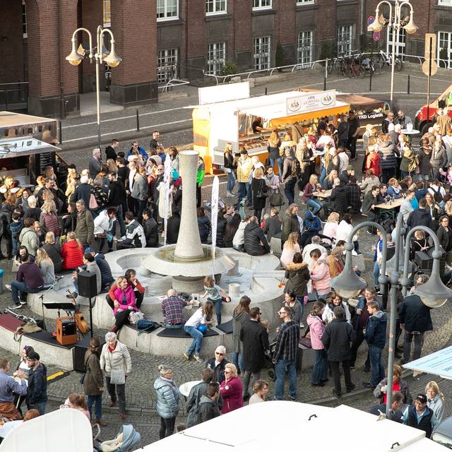 Blick auf den Feierabendmarkt am Bottroper Rathaus