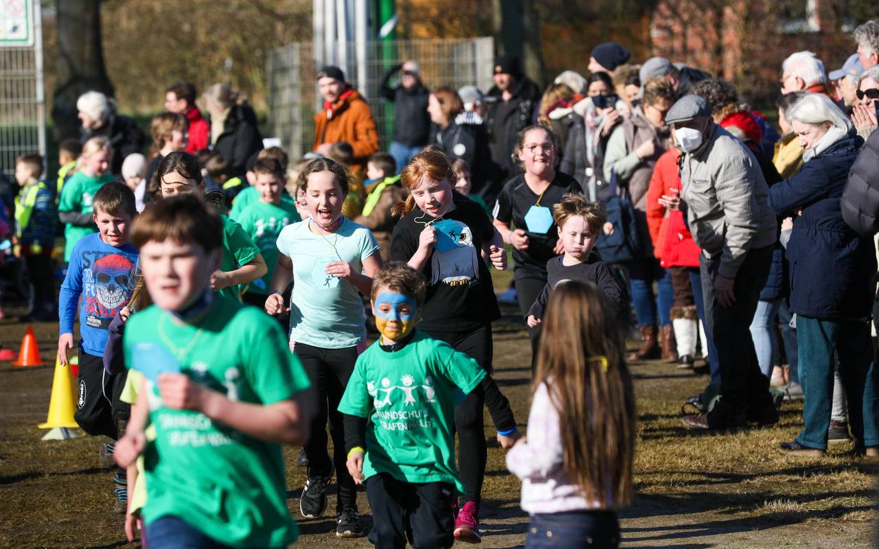 Grundschüler in Grafenwald beim Sponsorenlauf