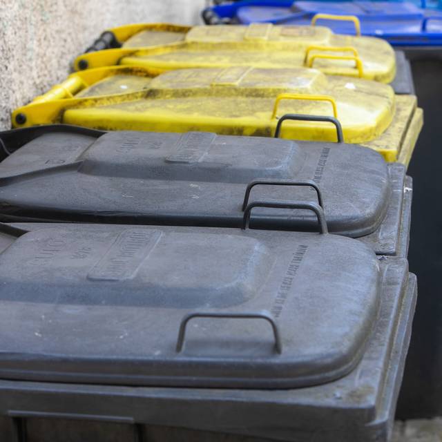 Mülltonnen auf einem Hinterhof