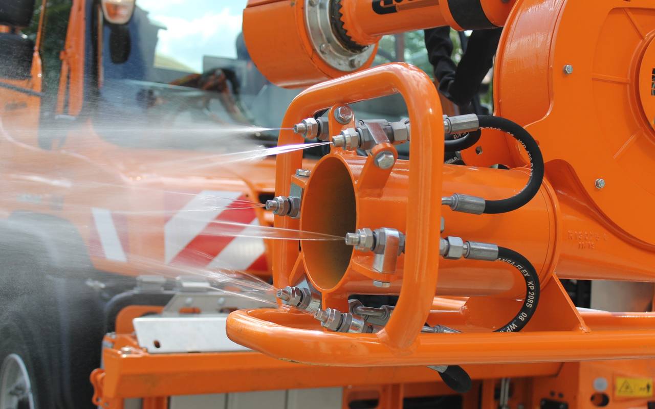 Sprühwagen mit Mittel gegen den Eichenprozessionsspinner