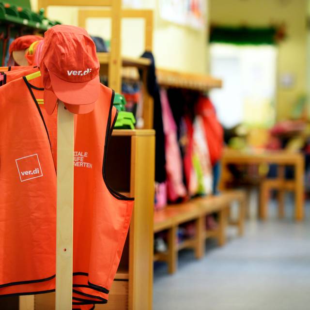 Ver.di-Warnwesten auf einem verwaisten Kita-Flur