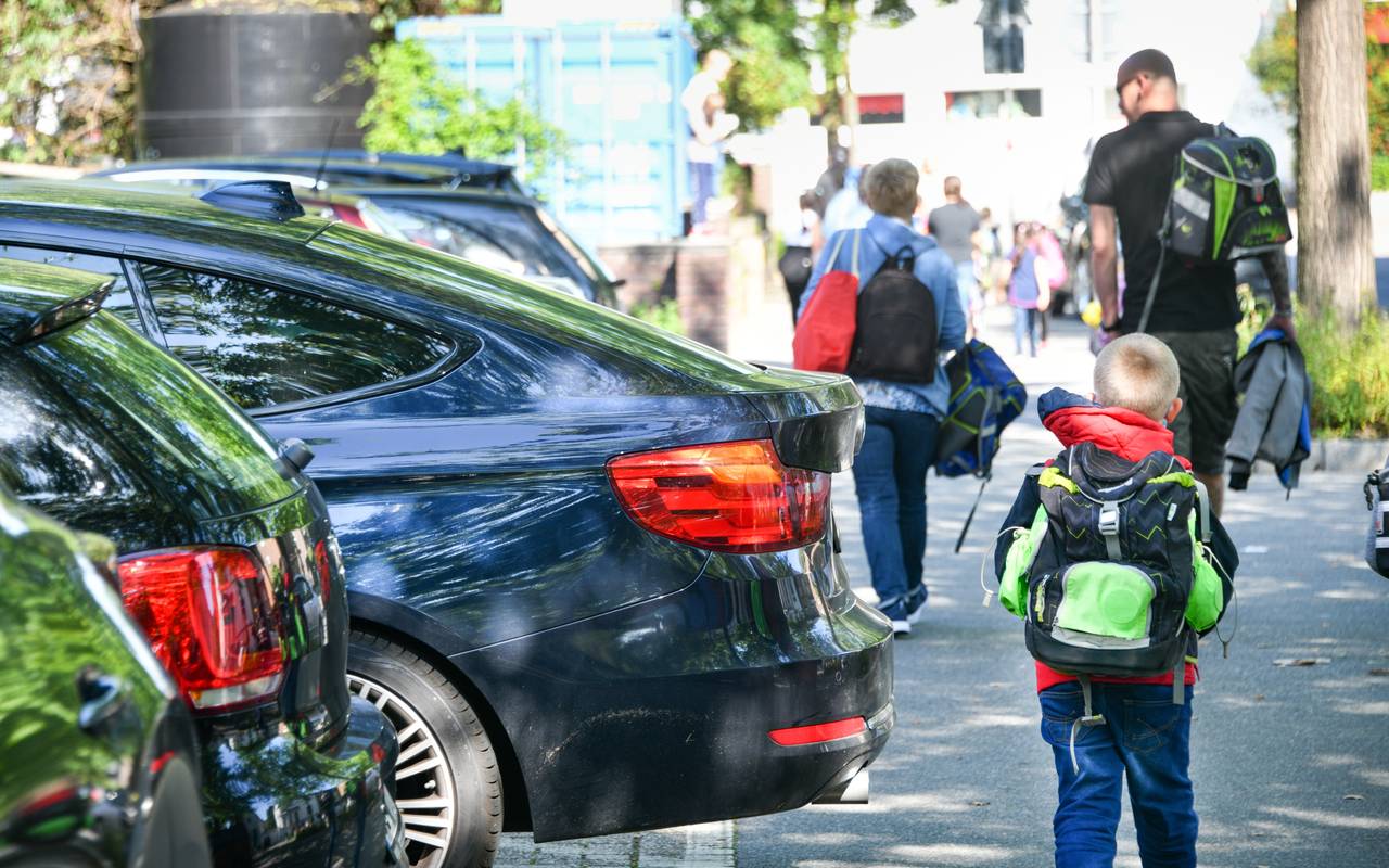 Elterntaxis vor einer Schule