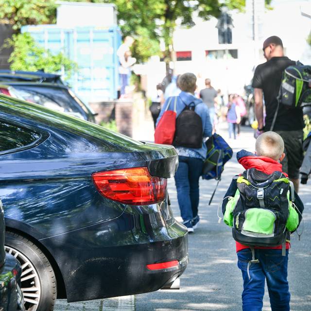 Elterntaxis vor einer Schule