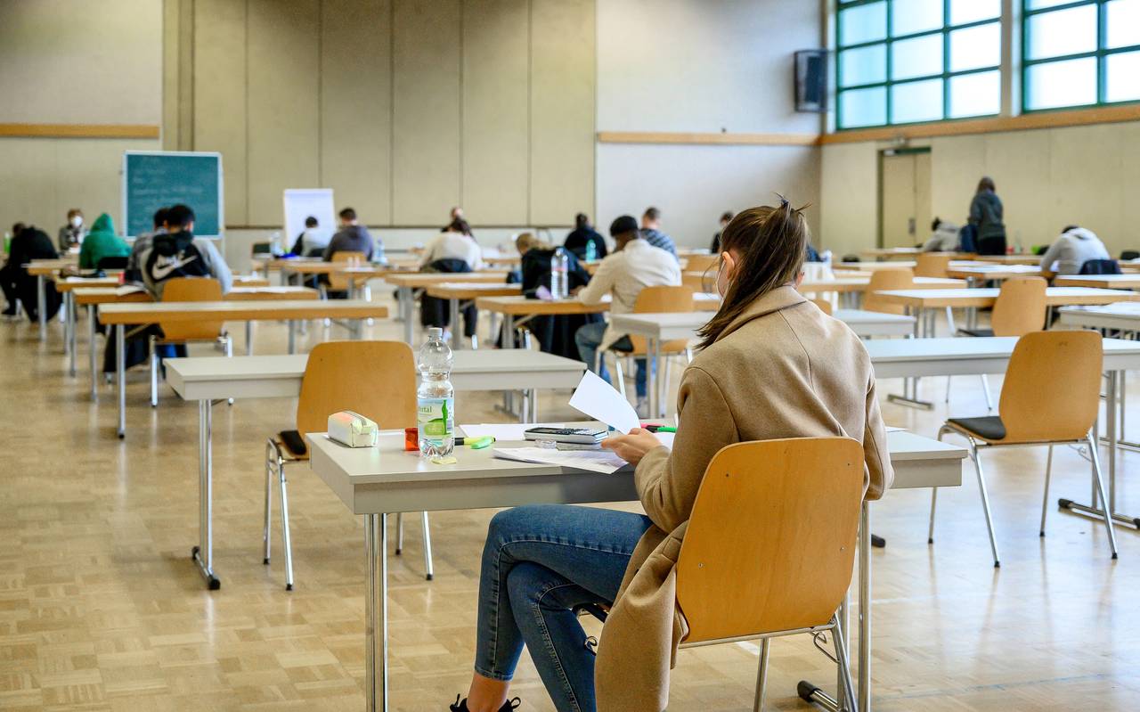 Schüler bei einer Klausur