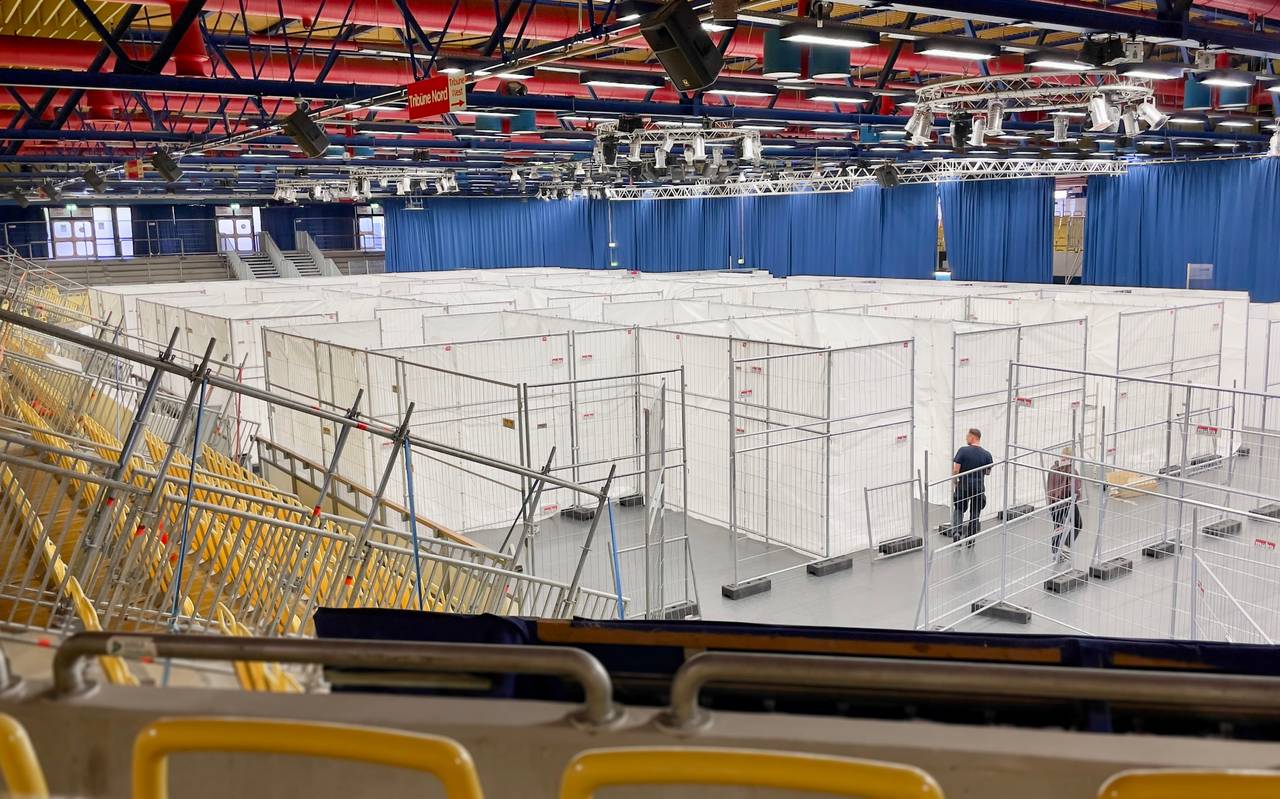 Trennwände werden in der Emscher-Lippe-Halle aufgebaut