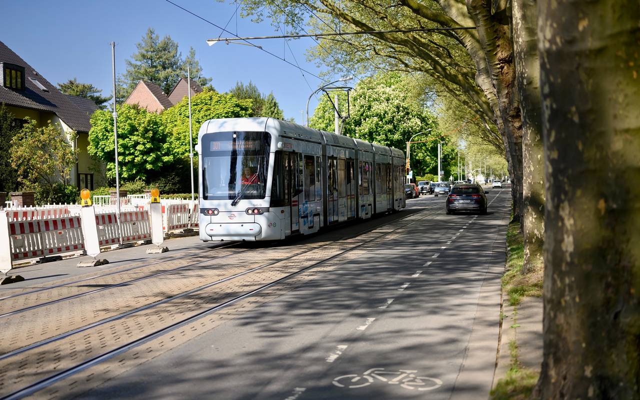 Eine Straßenbahn fährt auf der Cranger Straße