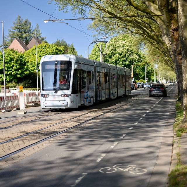 Eine Straßenbahn fährt auf der Cranger Straße