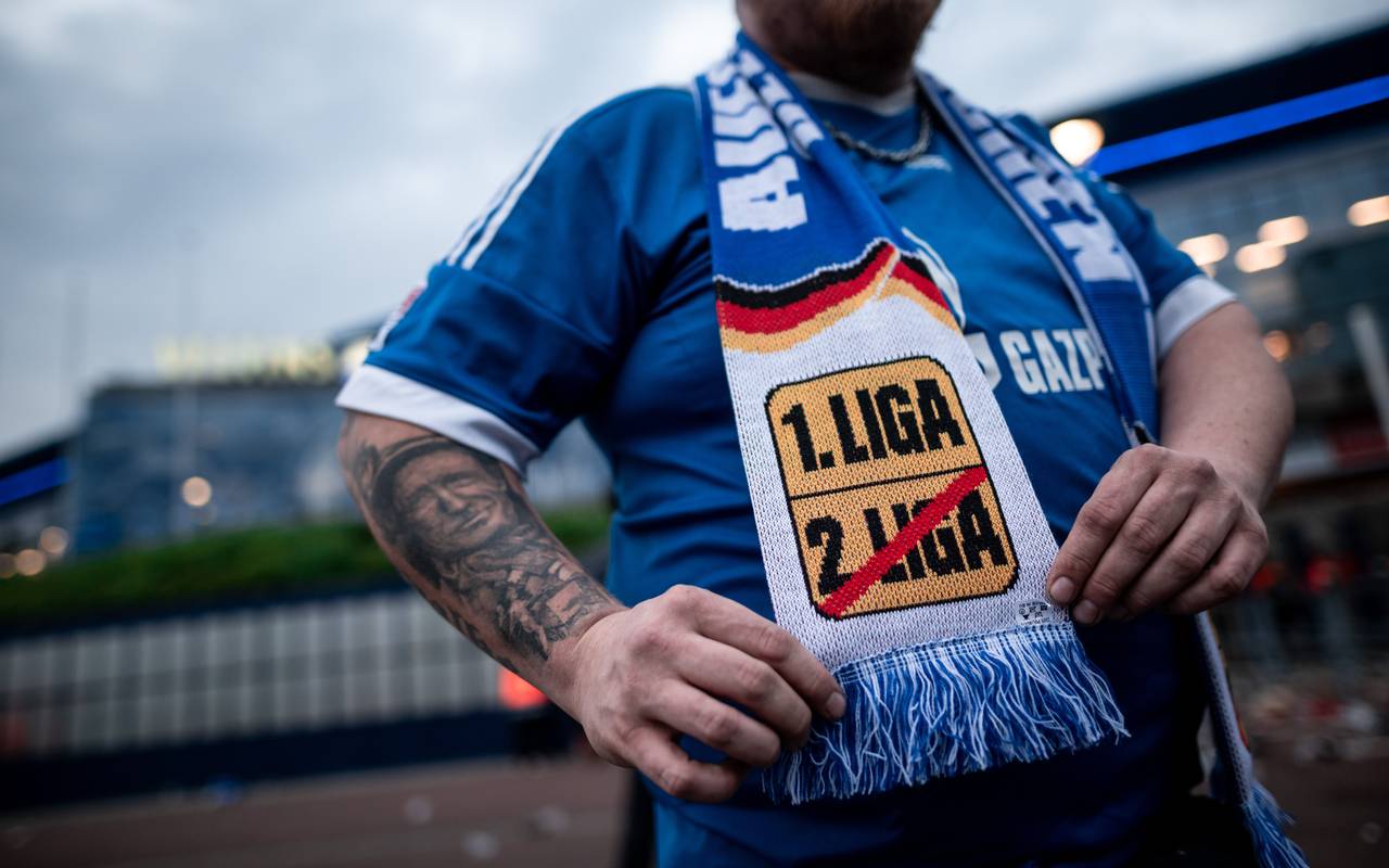 Schalke-Fan mit Aufstiegs-Schal