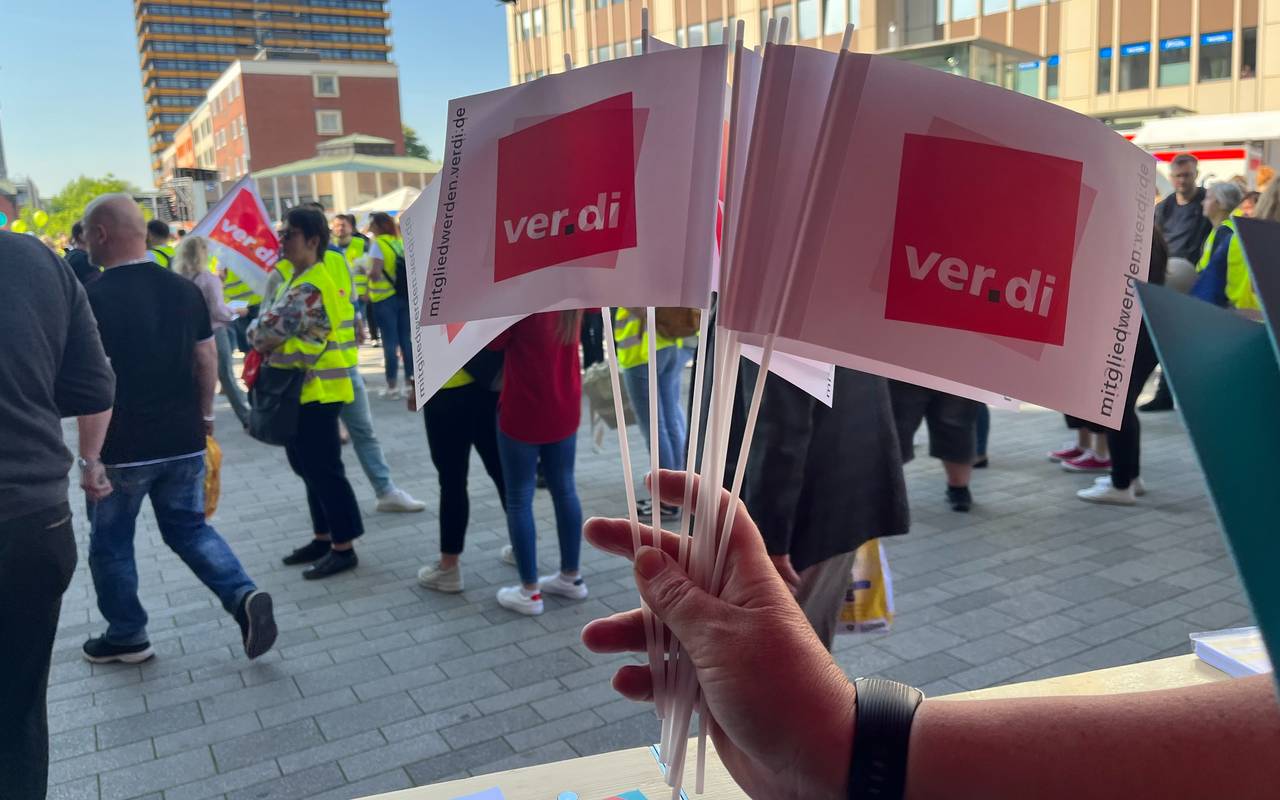 Verdi-Fahnen bei einer Demonstration