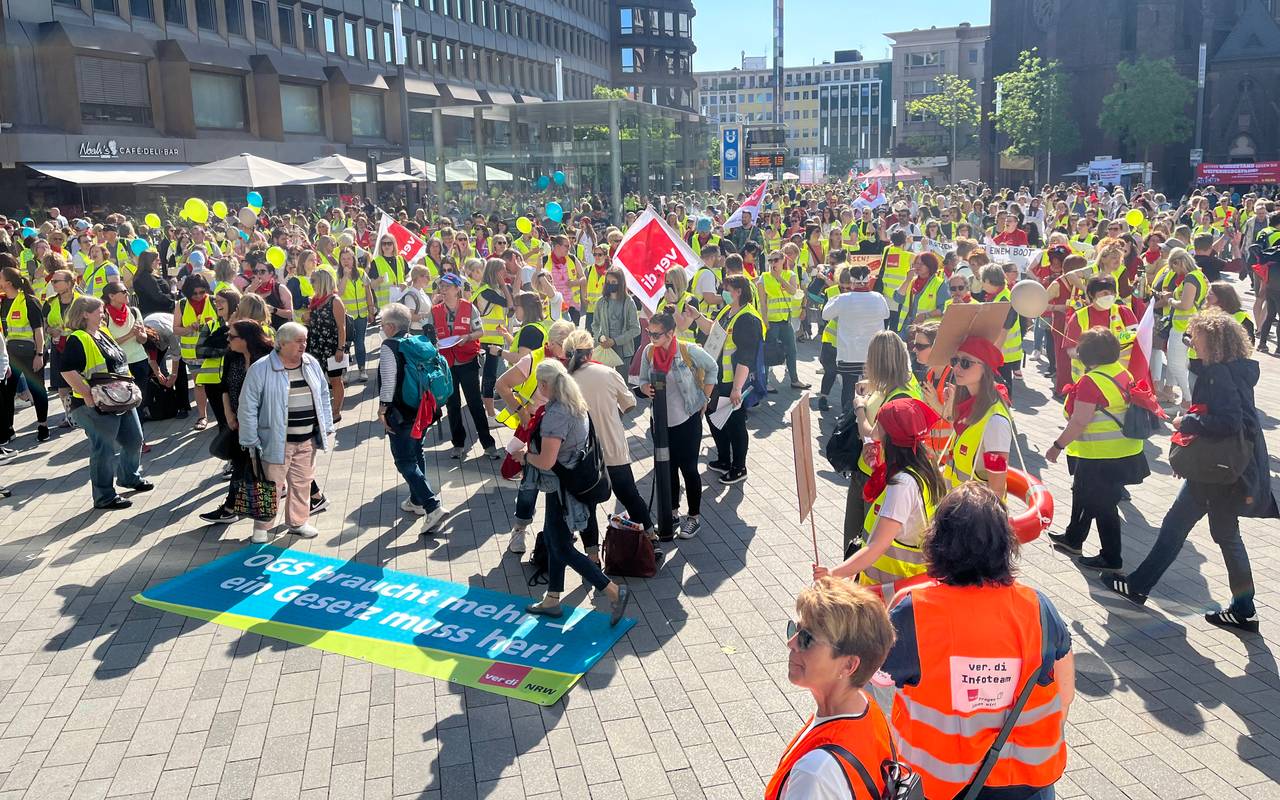 Verdi-Fahnen bei einer Demonstration