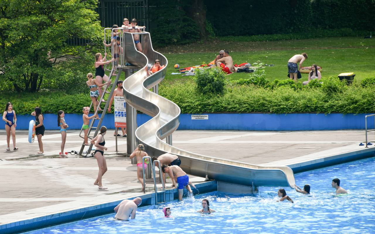 Badegäste im Gladbecker Freibad