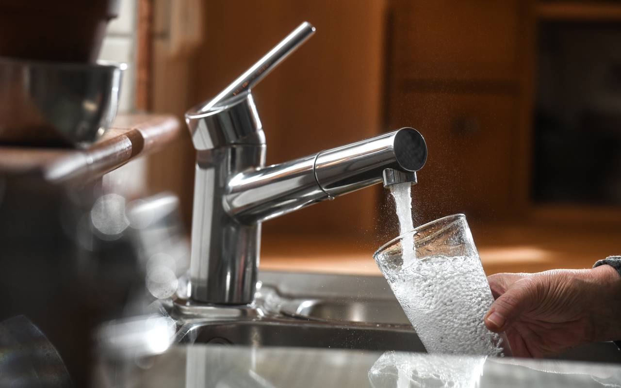 Wasser läuft aus einem Hahn