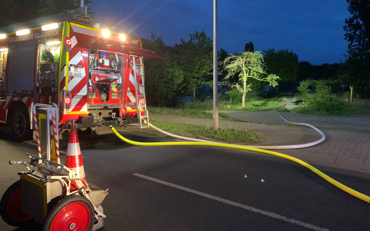 Löschfahrzeug vor der Kleingartenanlage Roßheidestraße
