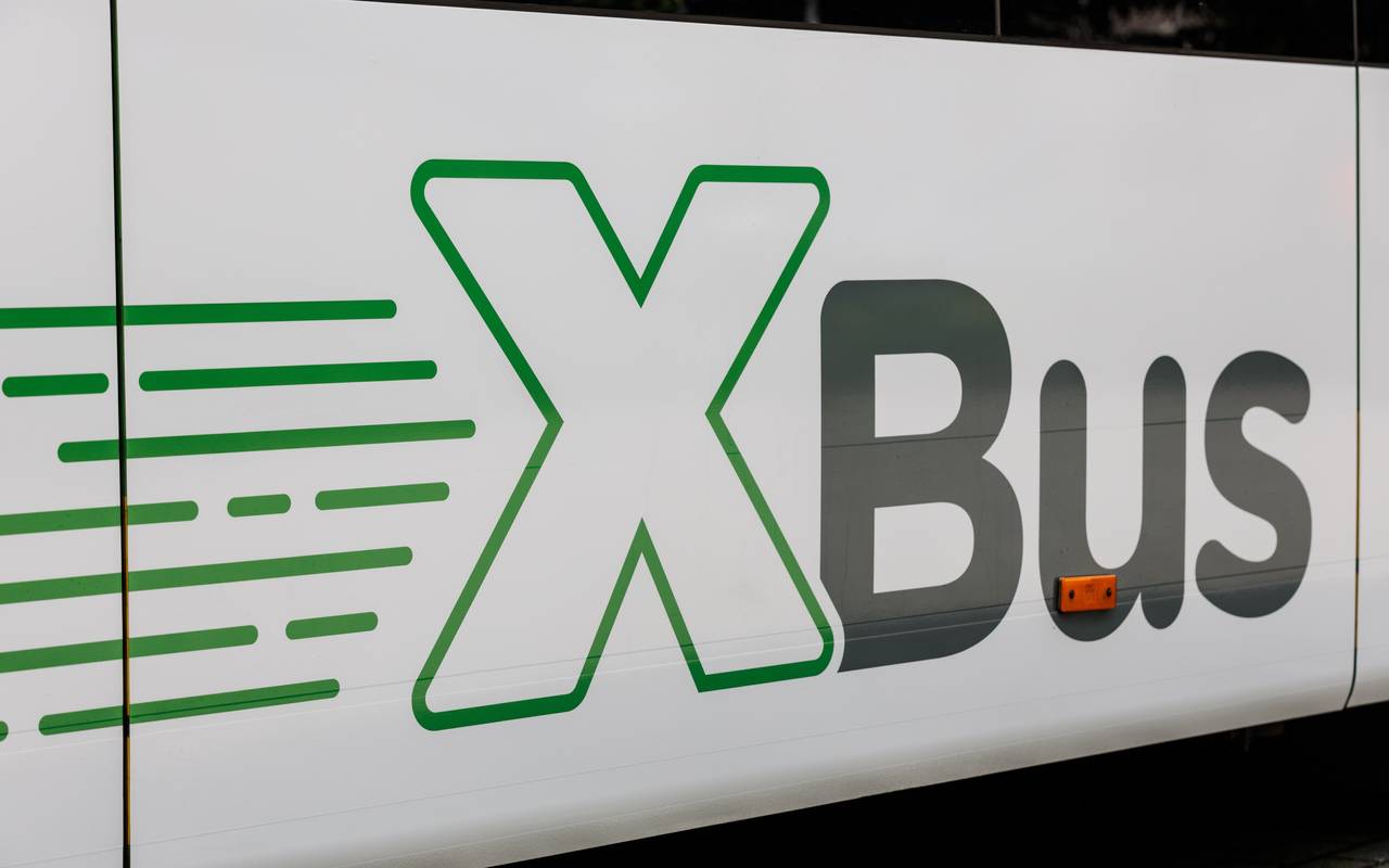 Beschrifteter Bus der neuen Expressbus-Linie X42
