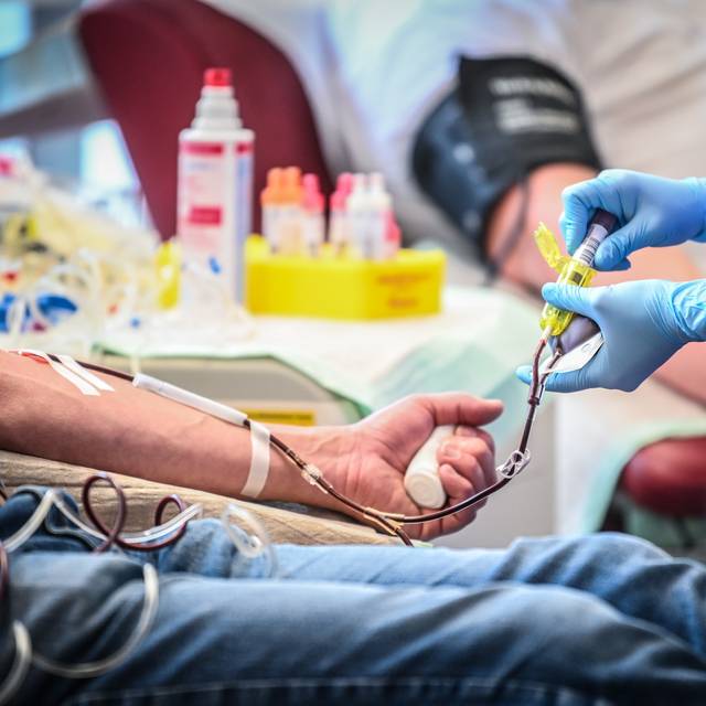 Blutspende - an einem Arm wird Blut abgezapft