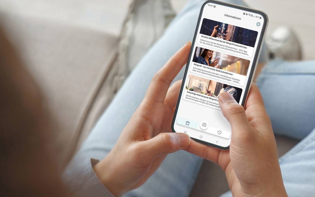 Smartphone mit dem Servicekonto.Pass