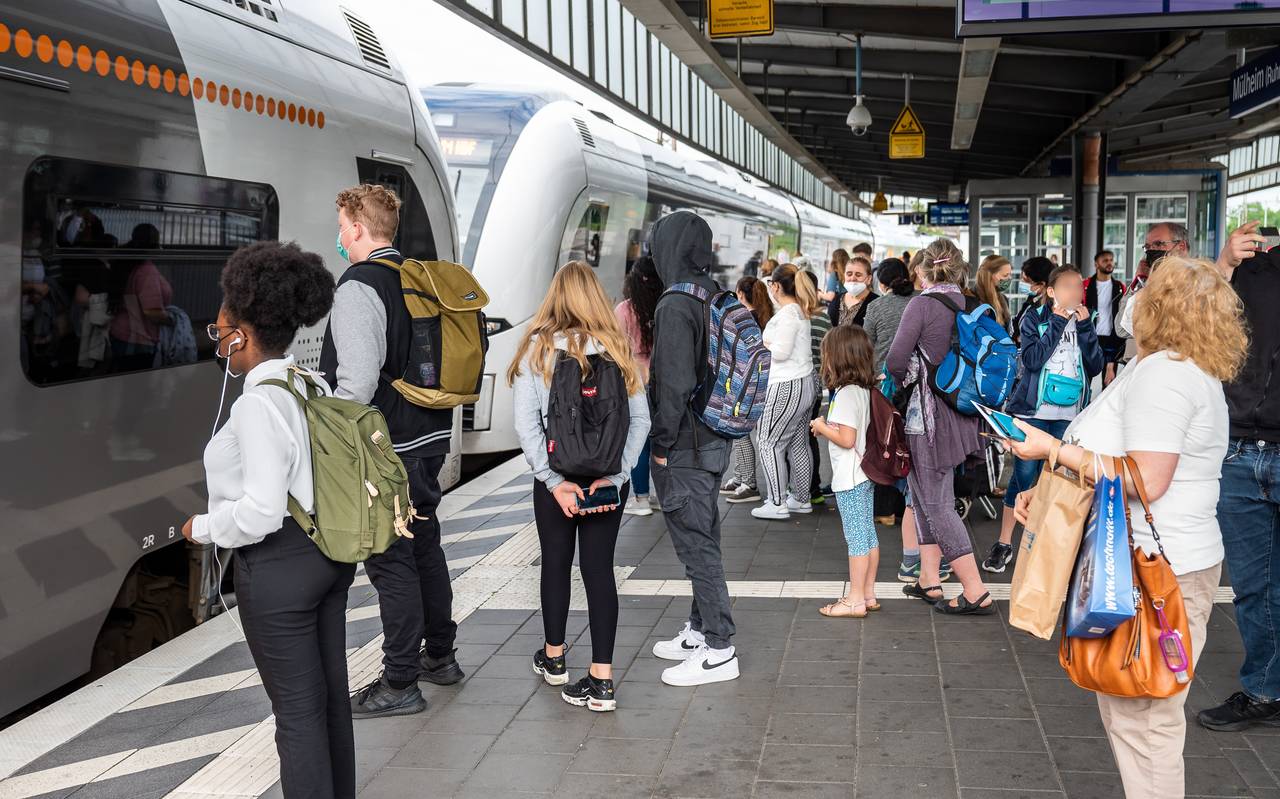 Wartende Reisende am Bahnsteig