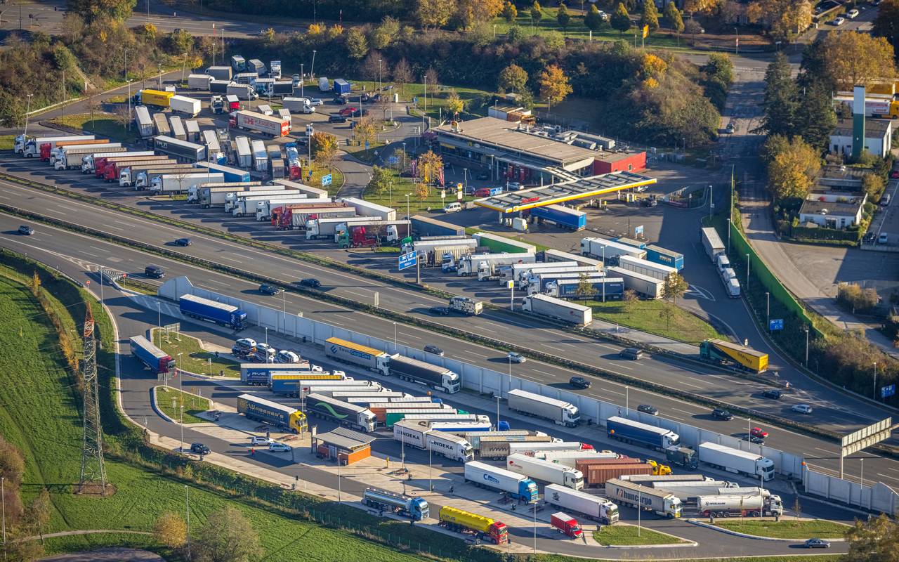 Drohnenaufnahme der Raststätte Schwarze Heide an der A2 bei Bottrop