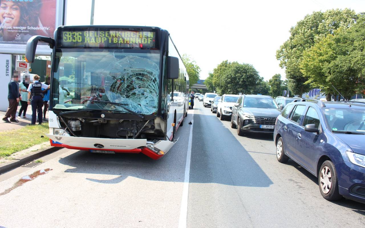 Unfall mit Linienbus in Gelsenkirchen-Schalke