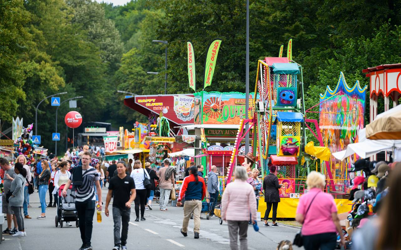 Besucher auf dem Sommerfestival Schloss Berge