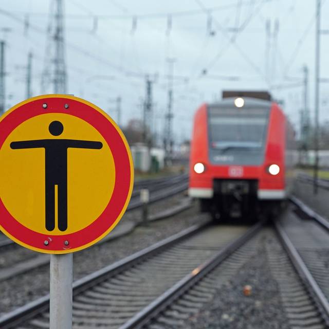 Ein Zug auf dem Gleis