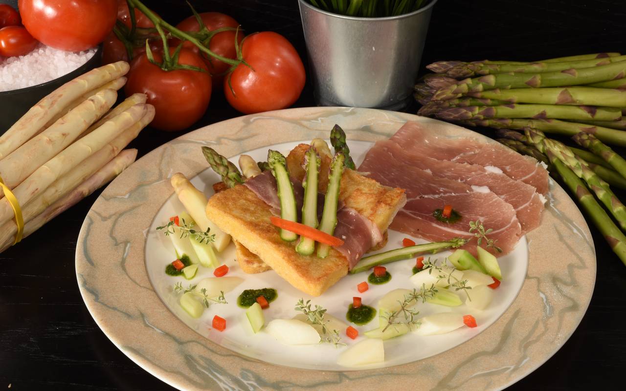 Armer Ritter würzig pikant mit buntem Spargel und Bergkäse