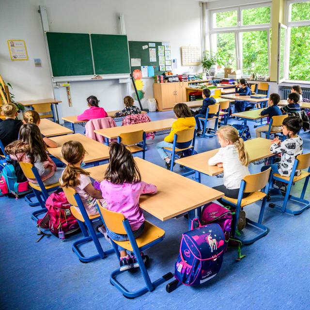 Grundschüler sitzen in einer Klasse