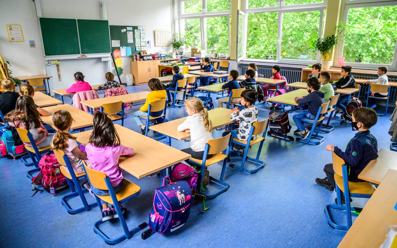 Grundschüler sitzen in einer Klasse