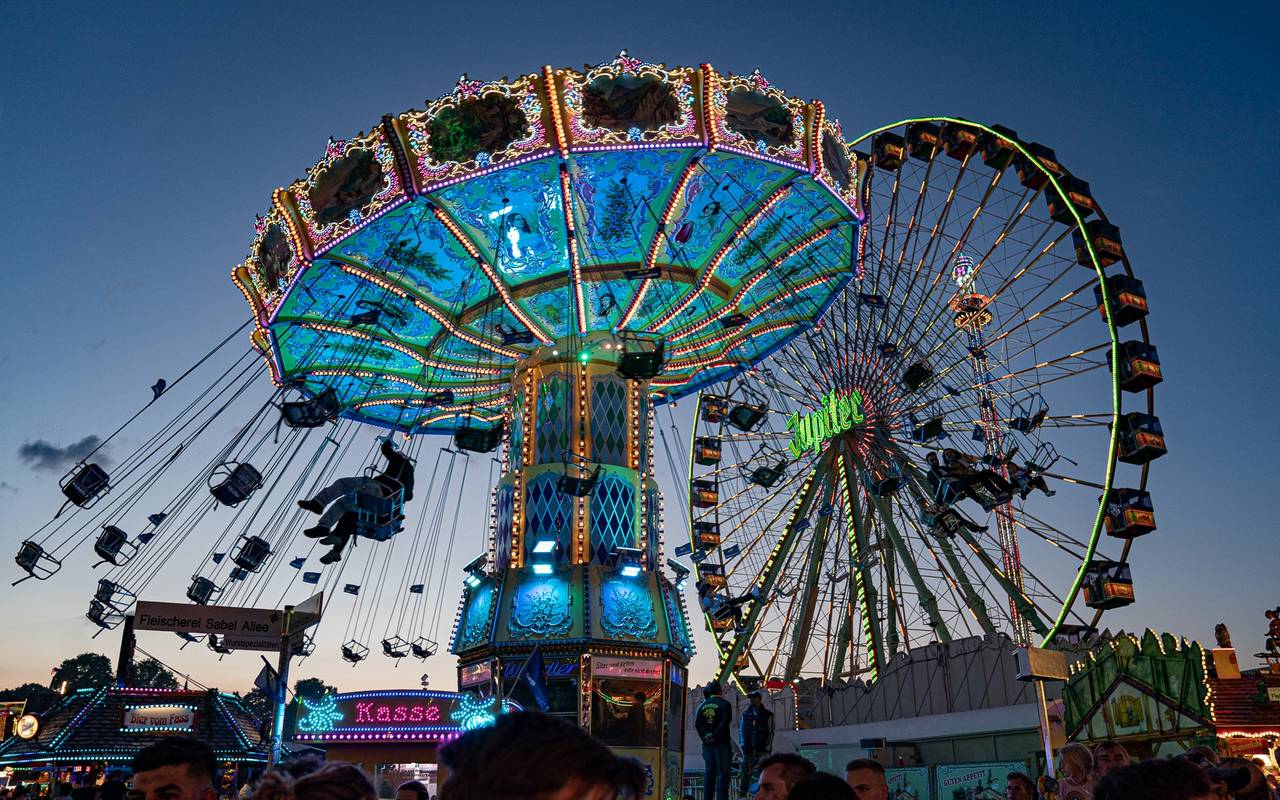 Riesenrad und Kettenkarussell auf der Cranger Kirmes
