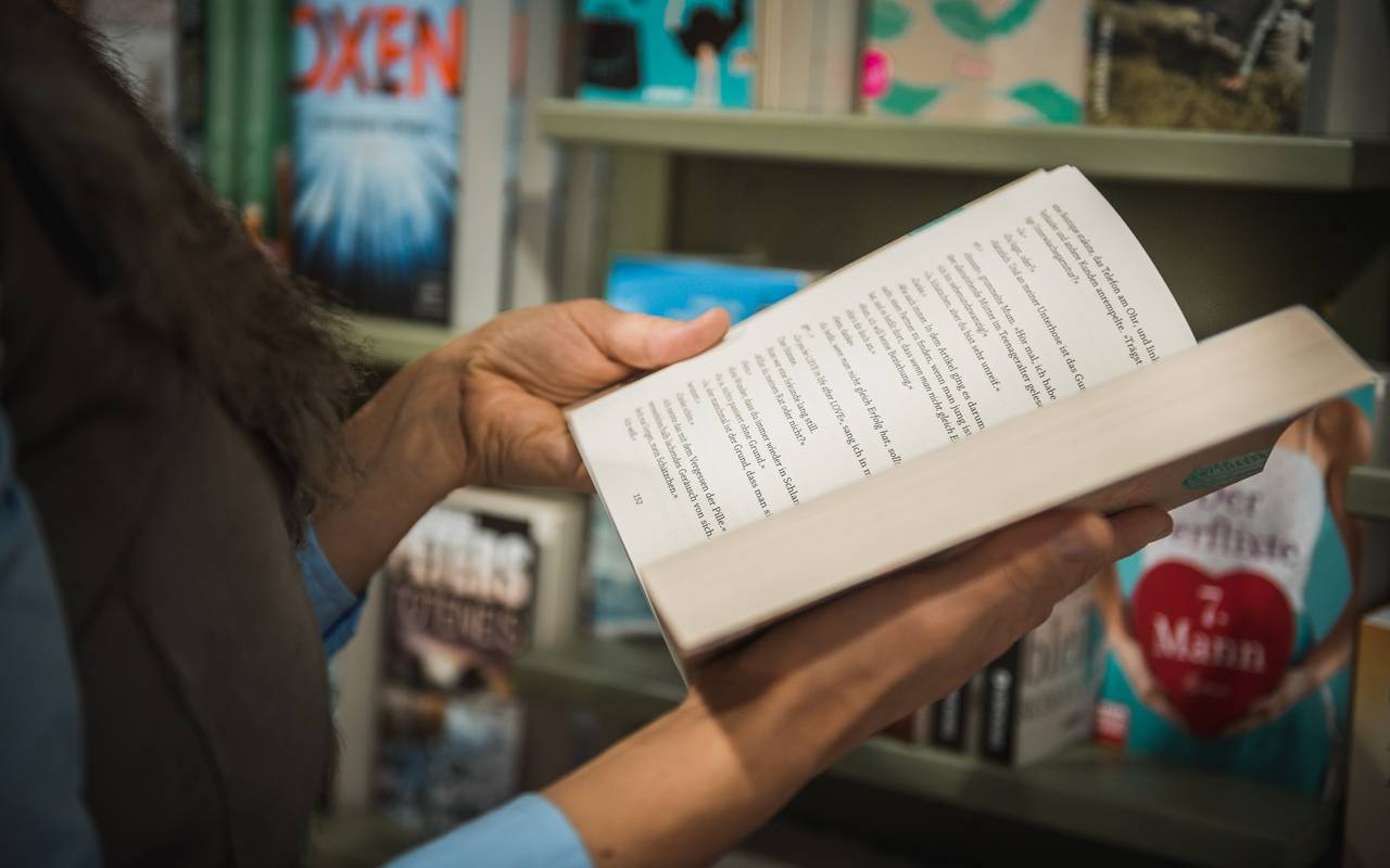 Frau liest ein Buch
