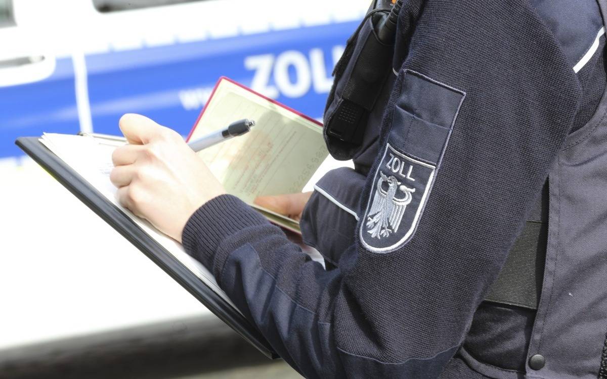 Zollbeamte kontrolliert Papiere