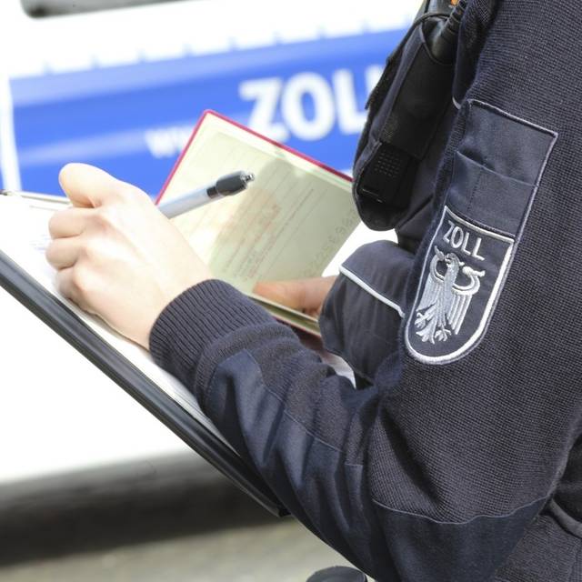 Zollbeamte kontrolliert Papiere