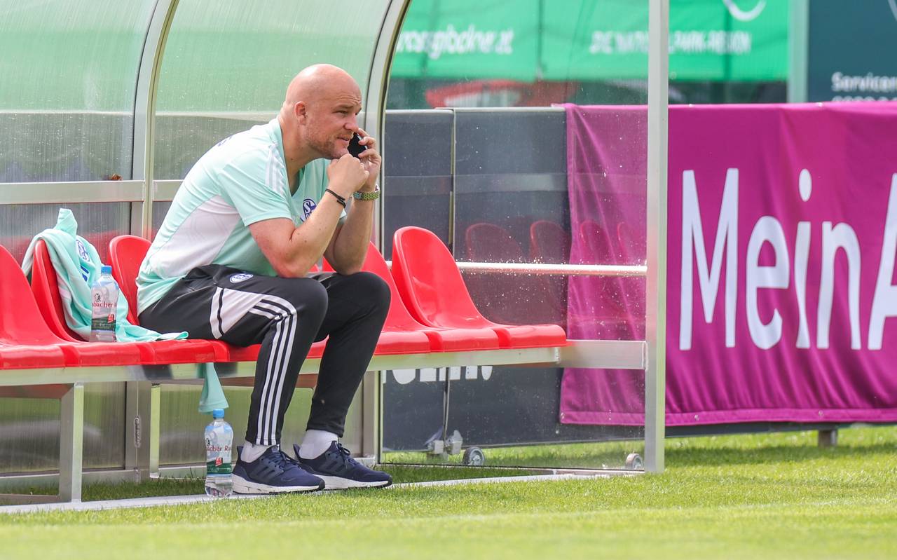 Schalke-Manager Rouven Schröder telefoniert am Rande des Trainingsplatzes