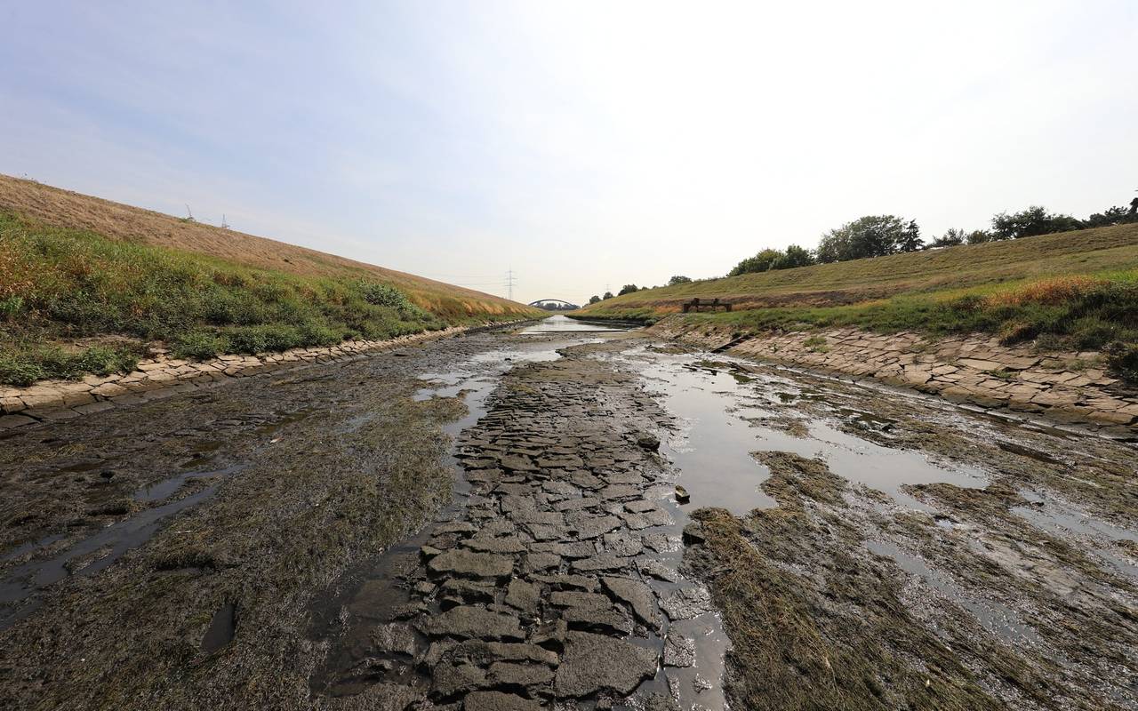Ausgetrocknetes Flussbett der Emscher in Dinslaken