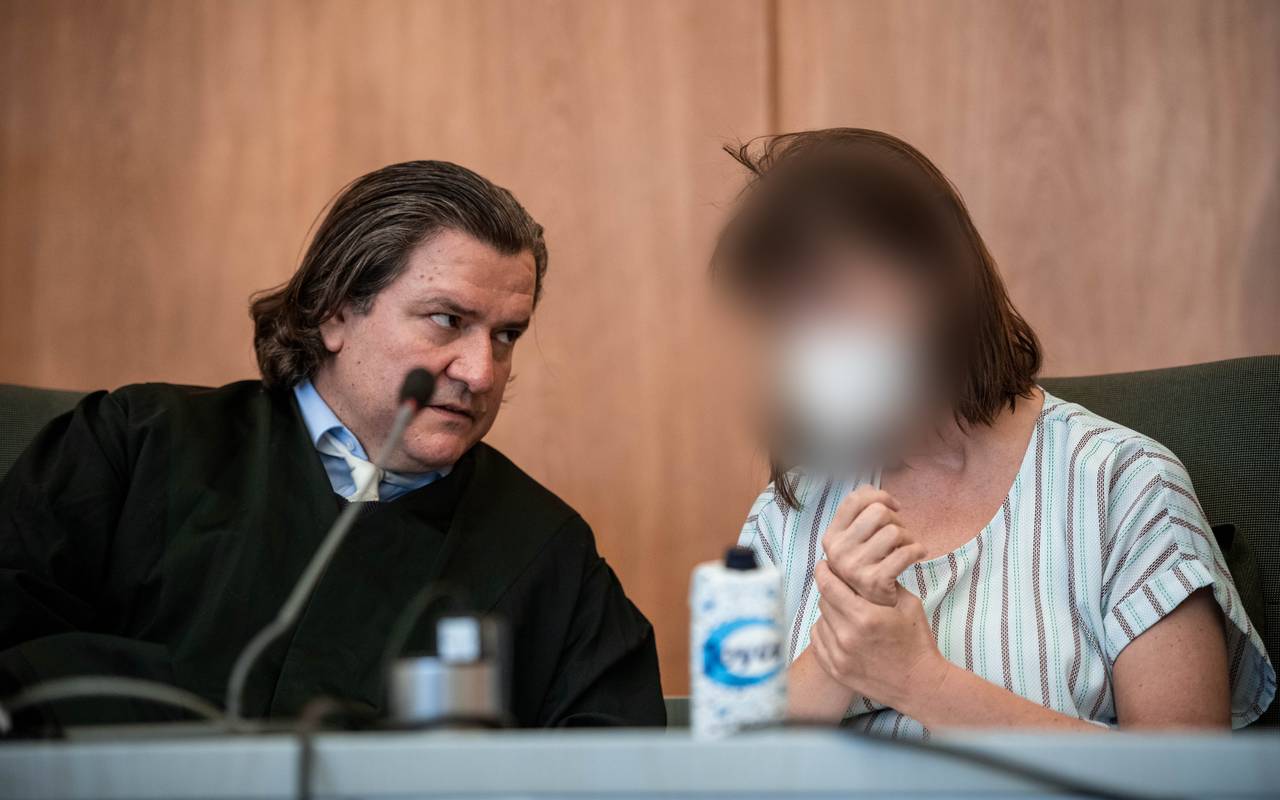 Mordprozess am Landgericht Essen: Die Angeklagte Larissa H. mit ihrem Anwalt