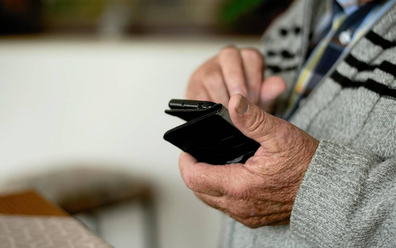 Ein älterer Mensch mit Handy