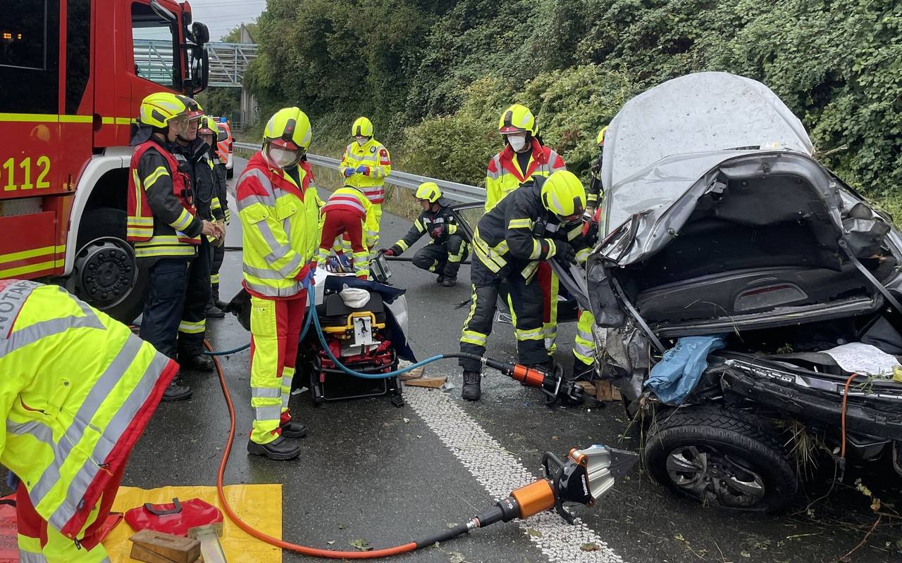 Ein demoliertes Auto auf der A2 wird von der Feuerwehr geborgen