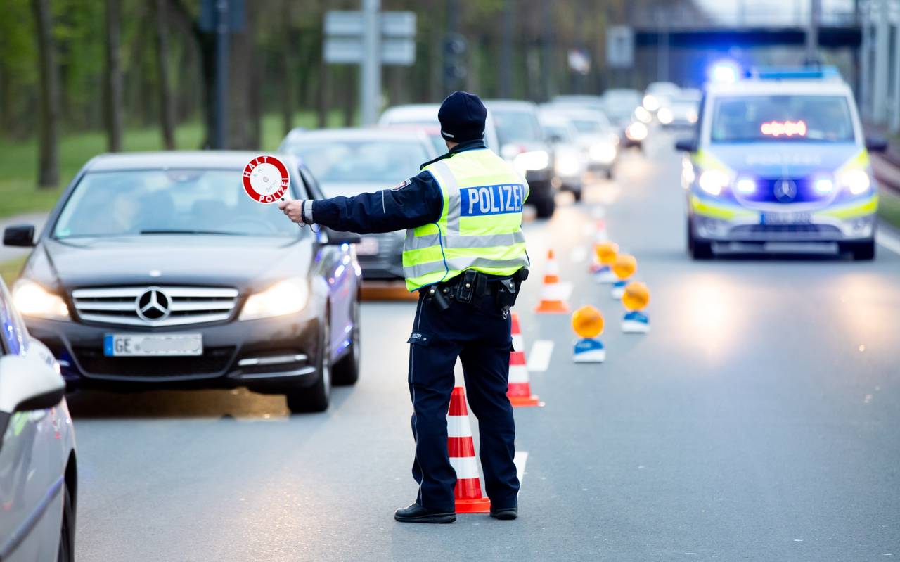 Ein Polizist zieht Autos aus dem Verkehr